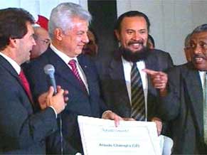 O ilibado deputado federal Paulinho da Força (PDT-SP), junto com outros colegas com assento nas direções nacionais, comemoram junto a Chinaglia e Garibaldi Alves a manutenção do repasse do imposto sindical de trabalhadores e patrões. Os empresários bancaram o baile, mas não foram dançar em público. Assessoria é tudo.   - Foto: