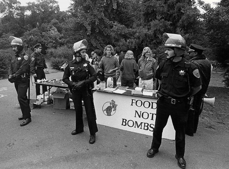 Ativistas do Food Not Bombs são proibidos de distribuir comida vegetariana a sem-tetos em Orlando. - Foto:foundsf