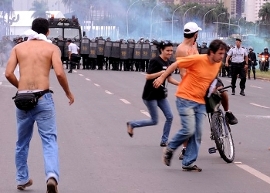 Um protesto contra um governo corrupto tem pouco custo político, o problema é segurar os custos de perdas no sentido bélico; entre feridos, chocados com a violência governamental e a pré-disposição de correr riscos. Em havendo estas características e com midiatização da luta, as chances de vitória nesse caso são grandes.  - Foto:cmi