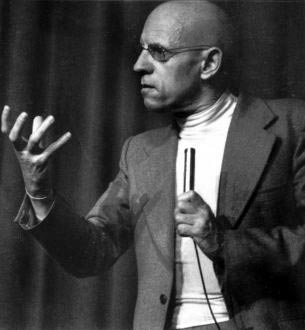 Michel Foucault (1926-1984) e a Matriz de pensamento onde este se situa, nos aponta a dimensão estratégica do conhecimento, proporcionando para a análise política aplicada nos terrenos latino-americanos, a liberdade de pensamento e a operacionalidade de conceitos anos luz à frente da panacéia auto-referenciada e pouca ou nenhuma capacidade de incidência a não ser como doutrina reificante da dominação.    - Foto:nndb