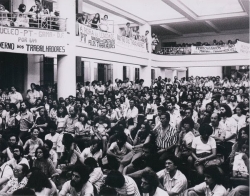 Se compararmos esta imagem, do manifesto de fundação do Partido dos Trabalhadores, então guarda-chuva reformista radical e anti-estalinista, com o tipo de polêmica e participação do partido de governo nos tempos que correm, teremos de dar razão aos conservadores que pregam ser a oligarquização partidária um fenômeno recorrente e sem freios. O partido de massas eleitoral compete por protagonismo para com o movimento popular e sua independência de classe.   - Foto:ptsv