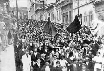 Greve de 1917 mobilizou 25 mil trabalhadores no Brasil. Se numa experiência política coletiva o indivíduo militante não passar por uma forte influência, então não houve experiência alguma. Seja esta experiência ir a uma passeata, criar uma associação, ocupar terras devolutas ou trabalhar num veículo popular de comunicação. - Foto:Café História