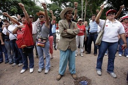 Nas ruas, apesar do Estado de Sítio e das medidas de exceção, a Frente Nacional de Resistência empenha suas forças contra o aparato repressivo leal ao Comando Sul e a United Fruit. - Foto:radiomundial