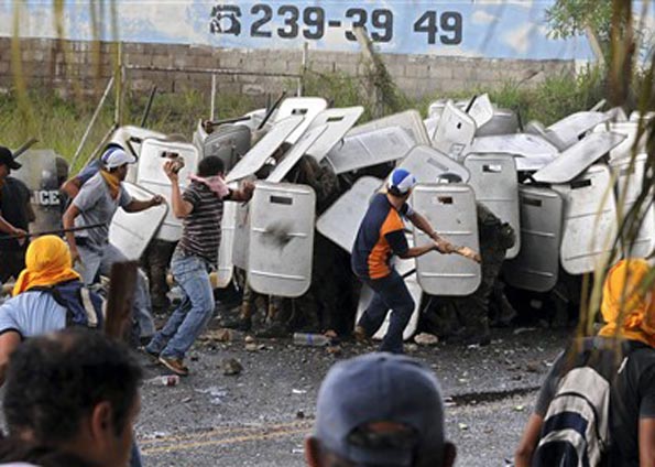 Com a ausência de processo de acumulação de forças, até mesmo golpes de Estado como o de Honduras, seriam vistos como toleráveis por parte de uma suposta esquerda moderada e com vergonha de suas próprias premissas. A política como resultante de conflito social se caracteriza na foto hondurenha acima.  - Foto:titaferreira