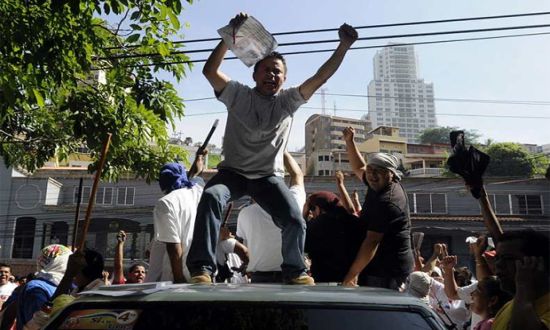 Os hondurenhos se mobilizam apesar dos riscos. Sabem que a arena política prioritária é o controle das ruas, tirando legitimidade dos golpistas amparados pelo cerco midiático.  - Foto:Alba TV