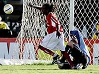 Márcio Rezende de Freitas, não marcou pênalti claríssimo em Tinga deixando claro o vício do futebol nacional - Foto:4bp.blogspot.com