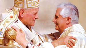 Karol Wotjyla e Joseph Ratzinger, o papa pop e seu ideólogo, um mineiro e um intelectual, criador e criatura do conservadorismo no Vaticano moderno. O polaco fora supremo em seu reino superficial, já o germânico não conseguira ser protagonista no próprio reinado.  - Foto:estudoprofecias 