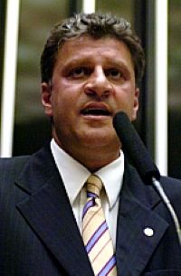 José Otávio Germano é dublê de cartola do Grêmio, de político profissional e dono de emissoras de rádio em Cachoeira do Sul. Também é ex-secretário da Justiça e Segurança durante o governo Rigotto e teve a desfaçatez de lavar as mãos quando a PF processou a vários de seus ex-subordinados. - Foto: