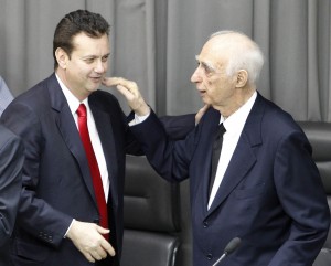 Gilberto Kassab e Cláudio Lembo (foto), junto a Guilherme Afif Domingo, estão na cruzada de inventar uma UDN de tipo light e para-governista. O movimento auxilia aos politólogos de plantão – como este que aqui escreve – a materializar o conceito de oportunismo político e adesismo ao governo de turno.    - Foto:poderonline