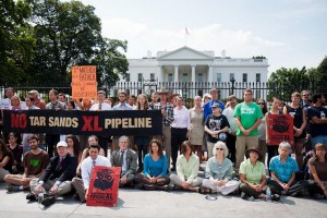 Manifestantes protestam contra construção de oleoduto nos Estados Unidos. Ainda esperam o Obama de 2008 que prometeu acabar com a tirania do petróleo em seu país. - Foto:Green Blog