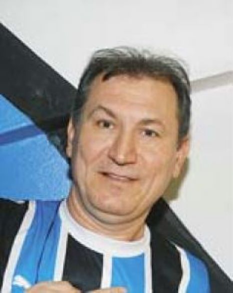 Na foto do portal Vide Versus, Lair Ferst aparece com a camisa do time de José Otávio Germano, José Alberto Guerreiro (ISL), Paulo Odone e Yeda Rorato. Apesar dele haver sido caixa de campanha da professora de economia da UFRGS e ser visto em todos os lugares ao lado de Carlos Crusius (marido e colega de universidade) da governadora, tudo não passaria de mui estranha coincidência. Alguém acredita?


 - Foto: