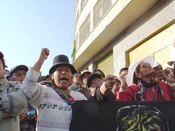 No episódio da Guerra do Gás de 2003, as estruturas sociais organizadas da Bolívia conseguiram impor um programa para o governo tampão de Carlos Mesa que assumiu já com a corda no pescoço. Esta capacidade triplicaria se o espaço político-específico fosse ocupado por organizações de tipo finalistas.   - Foto:internationalist