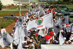 Encabeçados pelo Movimento dos Atingidos por Barragens (MAB), militantes de distintos movimentos populares ocuparam a sede da Eletronorte, em Belém do Pará, no mesmo dia do tão contestado leilão. Outra vez mais o Estado brasileiro comprova a tese de Faoro, servindo de base de acumulação e expansão de um sistema de suposto desenvolvimento predatório e anulador de nossa soberania.  - Foto:mab