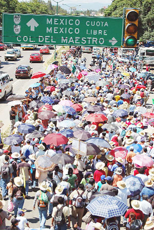 A marcha encabeçada por professores e estudantes parte da capital rumo a Oaxaca. Os passos no asfalto compõem uma outra institucionalidade em um país de cultura política rica em participação. - Foto: