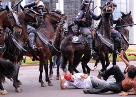 Dito e feito. A preservação da imagem da PMDF durou 24 hs. Na seqüência da desocupação da Câmara Distrital, saem de cena os capangas de Arruda e entra no picadeiro da política como circo de horrores o próprio aparelho repressivo do Estado Candango. Cenas como essa acima se repetirão até o governo ser derrubado ou o povo cansar pelas datas de final de ano. A corrida é contra o tempo e apesar da máquina distrital. José Aparecido sorri das lonjuras, embevecido com a obra que ajudara a construir.  - Foto:cmi