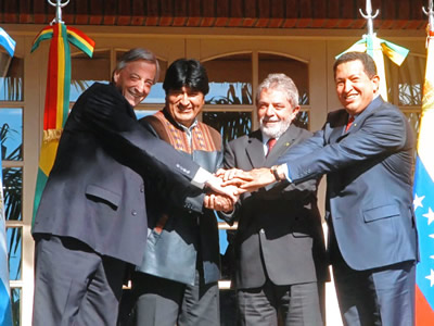A partir de la reunión de la cúpula del MERCOSUR en 2005, la política externa de Lula fue se dirigiendo paulatinamente hacia una posición agresiva y algo independiente - Foto:Murall