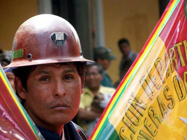 A análise incidente é o espaço por natureza da teoria empírica ou de médio alcance, conhecimento esse que anda associado com as lutas populares latino-americanas contemporâneas, tal é o caso dos mineiros bolivianos.  - Foto:divergences