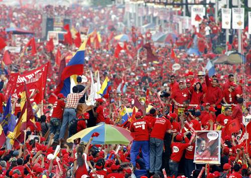 Fenômenos populares como o da marea roja quando o povo saía a tomar as ruas de Caracas são o termômetro da aceitação e capilaridade das ações sociais do governo Chávez. Qualquer recuo nestas políticas públicas não será aceito pelas maiorias.        - Foto:moonmentum 