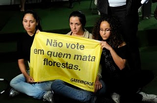 En Brasil, la base del gobierno de centro-izquierda actúa para aumentar la incidencia del agro-negocio sobre los recursos naturales y la agricultura campesina. - Foto:asmoedasdecaronte.blogspot