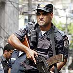 O soldado da PMERJ entra na favela como tropa de ocupação; na ausência de direitos, fica impossível esperar adesão dos moradores que se vêem sob suspeita de um Estado com corrupção e violência endêmica - Foto:passeiweb