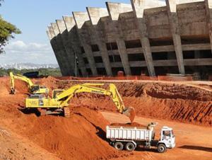 A greve dos operários na reforma do Mineirão dá mostra viva dos absurdos das obras da Copa desenrolados por debaixo dos holofotes. Basta imaginar o segredo como estrutura de Estado para o país se ver diante de pesadelos estruturais, com o perdão do neologismo infame.   - Foto:Portal2014