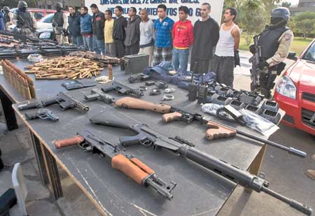 Milhares de armas foram vendidas a intermediários de traficantes na Operação Velozes e Furiosos para se chegar às lideranças do narcotráfico mexicano. O problema é que nem as cabeças do tráfico, nem todas as armas foram localizadas. - Foto:http://biggovernment.com