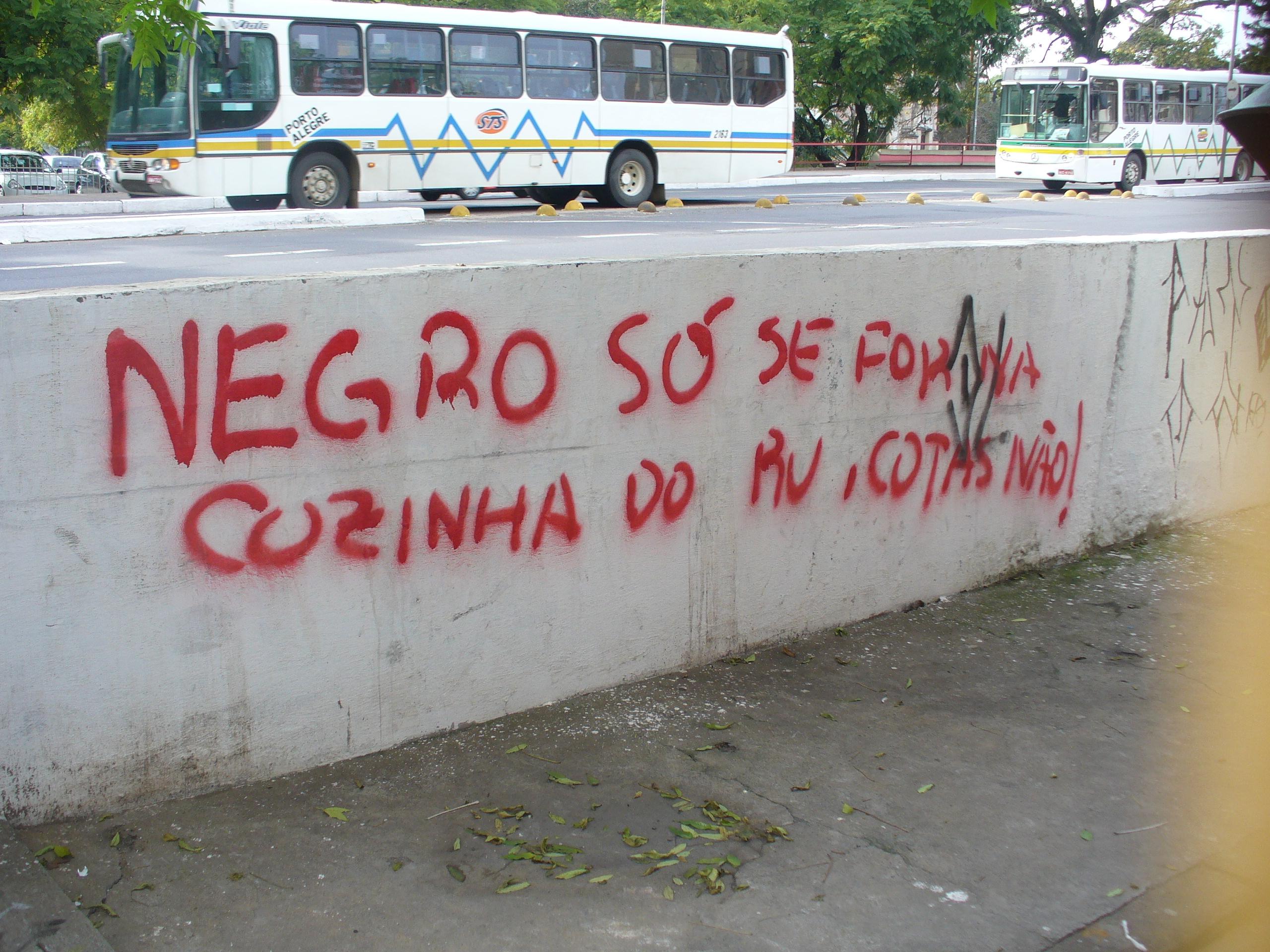No acirramento do debate, as posições mais racistas terminam por ser explicitadas. Pichações deste nível foram vistas no entorno da reitoria da UFRGS.
- Foto: No acirramento do debate, as posições mais racistas terminam por ser explicitadas. Pichações deste nível foram vistas no entorno da reitoria da UFRGS.
- Foto: