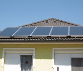 Faltam políticas públicas e acordos multilaterais em escala mundial para aplicar em larga escala o uso de placas solares como geradoras de energia limpa e barata - Foto:Griootzen 