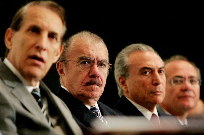 Orestes Quércia, Michel Temer, José Ribamar e Renan Calheiros. Esta formação de operadores políticos já é a grande vitoriosa nas eleições de outubro, ganhe Serra ou ganhe Dilma, estes capos tomarão posse de gordas e amplas parcelas do orçamento da União e cobrarão caro pela formação de maioria no mui nobre e leal Congresso Nacional  - Foto:ministeriodaverdade