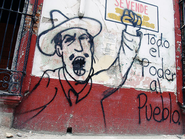 No estado mexicano de Oaxaca, durante o levante coordenado pela APPO em 2006, se forjou a mais palpável experiência de democracia direta e de massas, levando-se em conta toda a diversidade dos povos que compõem um vasto território - Foto:eutsi.org