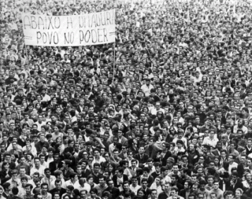 Un proceso de radicalización democrática y de construcción de poder popular tiene como condición de existencia que su dirección sea de abajo para arriba y no a la inversa. - Foto:Google