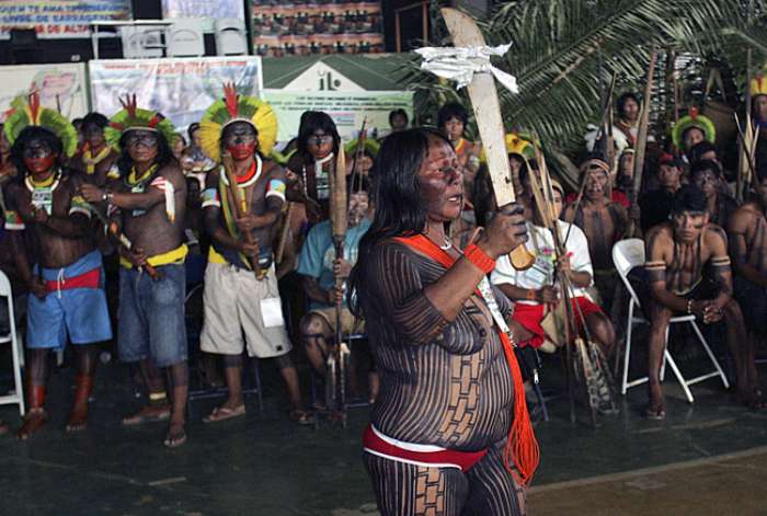 No Brasil, milhares de indígenas (ou membros dos povos originários) não tem o que comemorar na data. Com a construção da hidrelétrica de Belo Monte, no Rio Xingu, diversas aldeias sumirão da região, deixando os índios sem a sua principal fonte de sustento. - Foto:Notícias da Amazônia