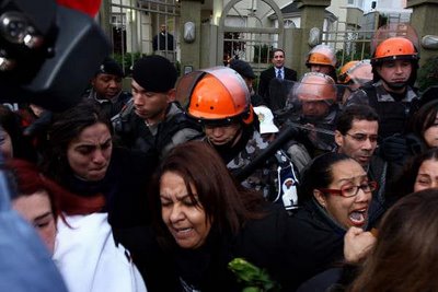 Caso houvesse uma ação violenta da Brigada Militar como a ocorrida de forma desproporcional no protesto de fronte à casa de Yeda, e a legitimidade do cambaleante governo neoliberal se veria em maus lençóis. Dessa vez, a economista neoclássica foi para o Palácio das Hortênsias e deixara seus subordinados como claque da situação na Praça da Matriz. - Foto:cpers