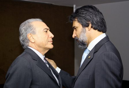 O senador por Rondônia, Valdir Raupp, substitui ao paulista Michel Temer no comando do PMDB e interpela o ex-líder e hoje vice-presidente para que ponha o governo contra a parede no ato da distribuição ampla, geral, farta e irrestrita de cabeças e, principalmente, de corpos dotados de gordos orçamentos. Quando essa trupe negocia, é sempre jogo muito, muito duro.   - Foto:rondoniaaovivo