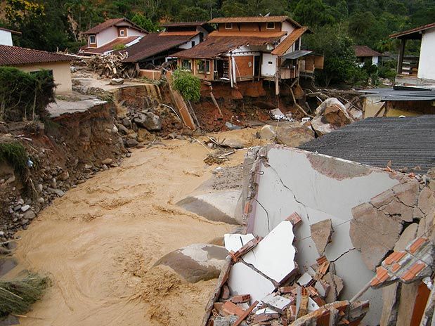 As construções no leito de rios, ocupações em áreas de risco e a especulação imobiliária formam o grosso do desordenamento do solo urbano, responsável maior pela tragédia fruto do descaso governamental na Serra Fluminense   - Foto:Avozdesãofrancisco 