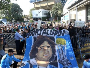 Torcida pede permanência do ídolo Portaluppi, mas o deputado preferiu dar as costas ao seus eleitores - Foto:Jornal do Garcia