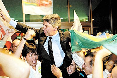 De mãos atadas, o ex-governador do Rio Grande reabre a porteira com o Planalto, quase-tudo e quase-todos podem entrar na negociação.   - Foto: