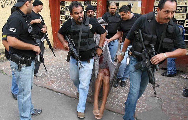 Another body loaded of the slum to the no-one cemetery   - Foto:globo