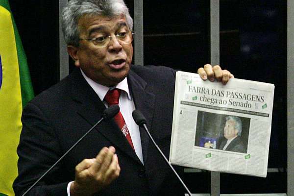 El elector perdió el espectáculo de ver a su representante en lo alto de la tribuna, gastando latín en la defensa de un interés personal.  - Foto:O Estado de São Paulo