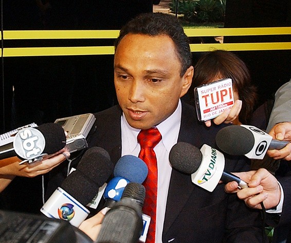 Suplente da ministra do Meio Ambiente Marina silva, o senador acreano Sibá Machado (PT-AC) também evadiu da função de carrasco de Renan.
- Foto: Suplente da ministra do Meio Ambiente Marina silva, o senador acreano Sibá Machado (PT-AC) também evadiu da função de carrasco de Renan.
- Foto: