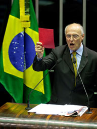 O senador Eduardo Suplicy aponta o cartão vermelho para o ex-presidente nacional da Arena, mas não relaciona este seu veto simbólico aos poderes de veto do secretariado-executivo de facto que nunca abandonara as lealdades políticas para com Luiz Inácio e José Dirceu. Sarney e Cia. agradecem e mandam a fatura. A conta é bem alta. - Foto:agência estado O senador Eduardo Suplicy aponta o cartão vermelho para o ex-presidente nacional da Arena, mas não relaciona este seu veto simbólico aos poderes de veto do secretariado-executivo de facto que nunca abandonara as lealdades políticas para com Luiz Inácio e José Dirceu. Sarney e Cia. agradecem e mandam a fatura. A conta é bem alta. - Foto:agência estado