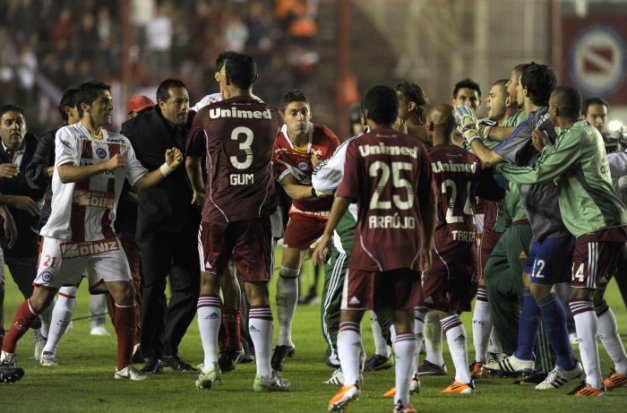 A batalha de Buenos Aires teve todas as características de uma Libertadores, incluindo a baixaria na cancha do El Semillero. O estádio Diego Armando Maradona foi palco de um baita jogo de futebol e de mais uma demonstração de falta de espírito esportivo reinante na mentalidade boleira portenha. Que pena.  - Foto:jornaldelondrina