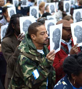 Diversos segmentos da sociedade civil pediram aos Estados Unidos que não executassem Davis. O provável erro de pena de morte pode acontecer com qualquer um, razão pela qual manifestantes afirmavam ser Troy Davis. - Foto:pco