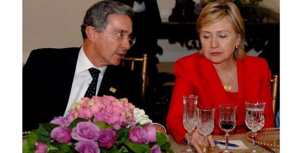 Uribe e a pró-consulesa do Império para a América Latina, Hillary Diane Rodham Whitewater Clinton, estão em sintonia no intuito de executar o Big Stick no século XXI - Foto:El Tiempo