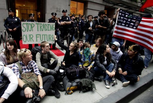 Manifestantes protestam contra especulação financeira promovida por Wall Street, centro da economia mundial.  - Foto:Indymedia
