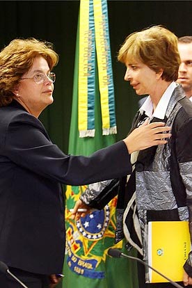 Yeda e Dilma tem em comum a profissão, o ofício da política Executiva e a impetuosidade característica da conduta gerencial
- Foto: Yeda e Dilma tem em comum a profissão, o ofício da política Executiva e a impetuosidade característica da conduta gerencial
- Foto: