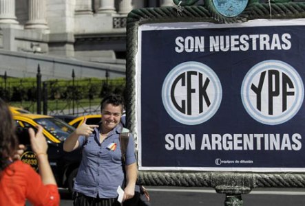 El 74% de los argentinos aprueba la nacionalización de la petrolera YPF, segundo una encuesta nacional del Centro de Estudios de la Opinión Pública de Argentina. - Foto:Hispan TV