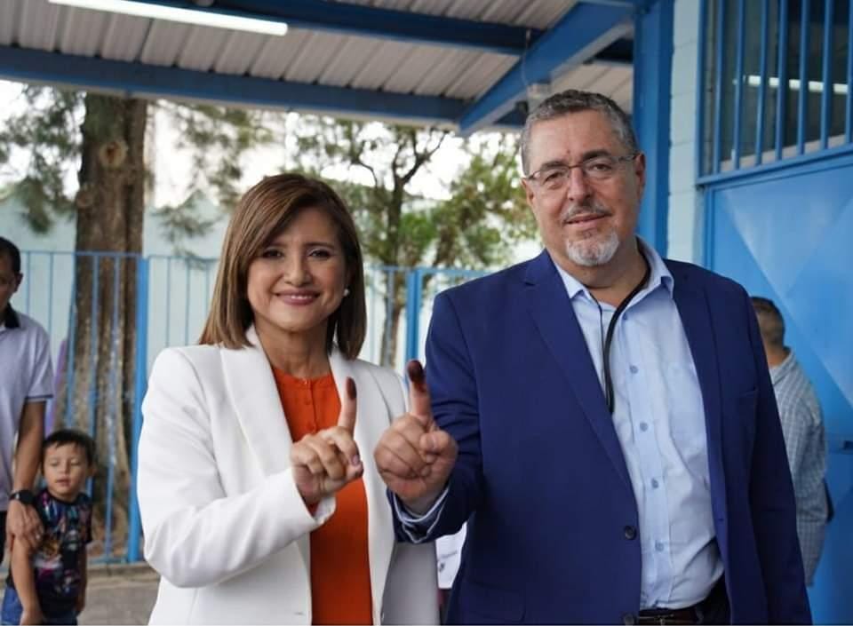 Bernardo Arévalo e Karin Herrera - apesar da chapa ter sido eleita, a Lawfare pode não deixar assumir