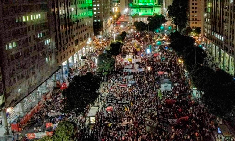 Modestamente entendo que estamos diante de ao menos dois projetos: um, distante, no plano declarativo, que relaciona algo parecido com um ideário socialista mas com democracia política. Outro, muito concreto, quase imediato eu diria, de elevar o nível do capitalismo periférico brasileiro e seu exercício de soberania diante de inimigos internos e as pressões dos países ocidentais.